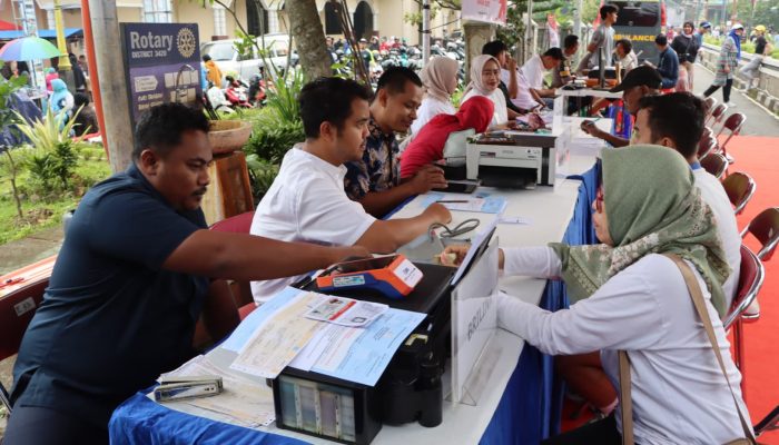 Polres Semarang Hadirkan Layanan Publik di CFD, Warga Antusias Perpanjang SIM hingga Cek Kesehatan