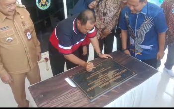 Bupati Semarang,H.Ngesti Nugraha,SH,MH menandatangani prasasti
