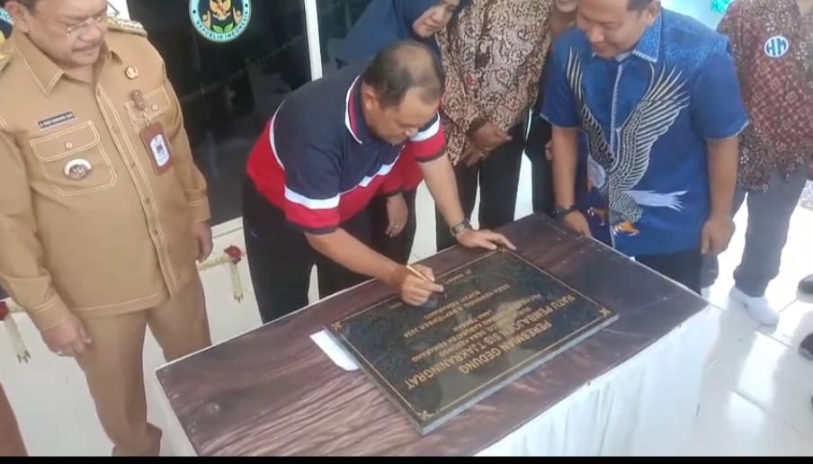 Bupati Semarang,H.Ngesti Nugraha,SH,MH menandatangani prasasti