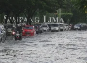 Dua Pekan Banjir di Semarang: Jalan Utama Terendam, Ratusan Miliar Terancam   