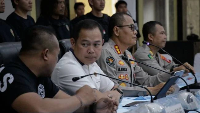Aparat Polda NTB mengikuti konferensi pers pengungkapan kasus pembunuhan ibu kandung yang dilakukan oleh anaknya di Mapolda NTB, Mataram.