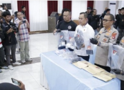 Aparat kepolisian menunjukkan barang bukti kasus pembunuhan ibu kandung saat konferensi pers di Mapolda NTB, Mataram, Selasa (27/1/2026).