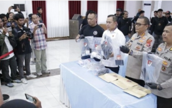 Aparat kepolisian menunjukkan barang bukti kasus pembunuhan ibu kandung saat konferensi pers di Mapolda NTB, Mataram, Selasa (27/1/2026).