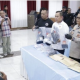 Aparat kepolisian menunjukkan barang bukti kasus pembunuhan ibu kandung saat konferensi pers di Mapolda NTB, Mataram, Selasa (27/1/2026).
