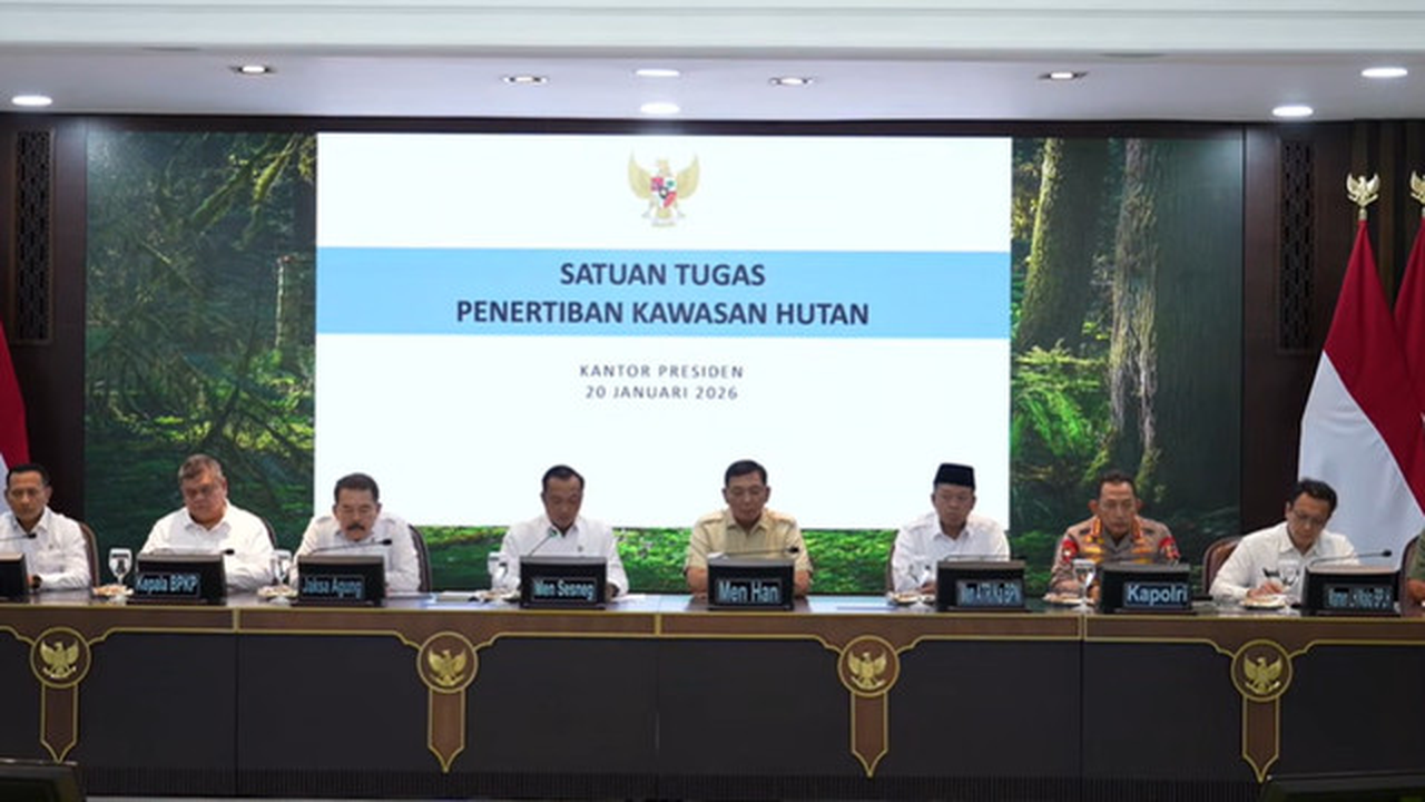 Rapat Satuan Tugas Penertiban Kawasan Hutan bersama sejumlah pejabat kementerian dan aparat terkait.