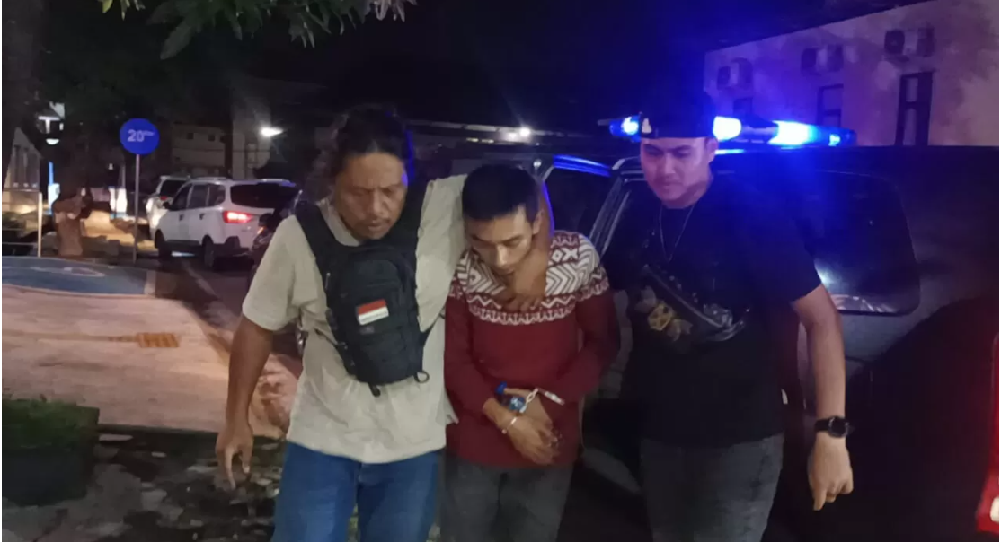 Petugas kepolisian mengamankan pelaku pembunuhan ibu kandung saat dibawa untuk pemeriksaan lebih lanjut di Mapolda NTB, Mataram.