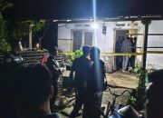Suasana rumah korban pembunuhan di Wonodadi, Blitar, saat dilakukan pemeriksaan oleh petugas kepolisian.