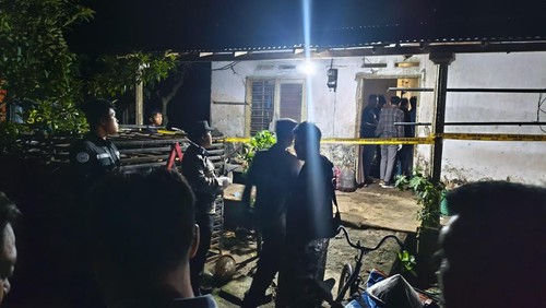 Suasana rumah korban pembunuhan di Wonodadi, Blitar, saat dilakukan pemeriksaan oleh petugas kepolisian.