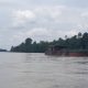 Aktivitas tongkang di sungai kawasan Teluk Belitung,Barito Selatan.