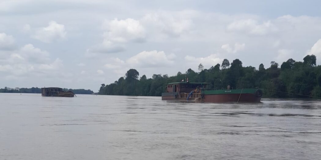 Aktivitas tongkang di sungai kawasan Teluk Belitung,Barito Selatan.