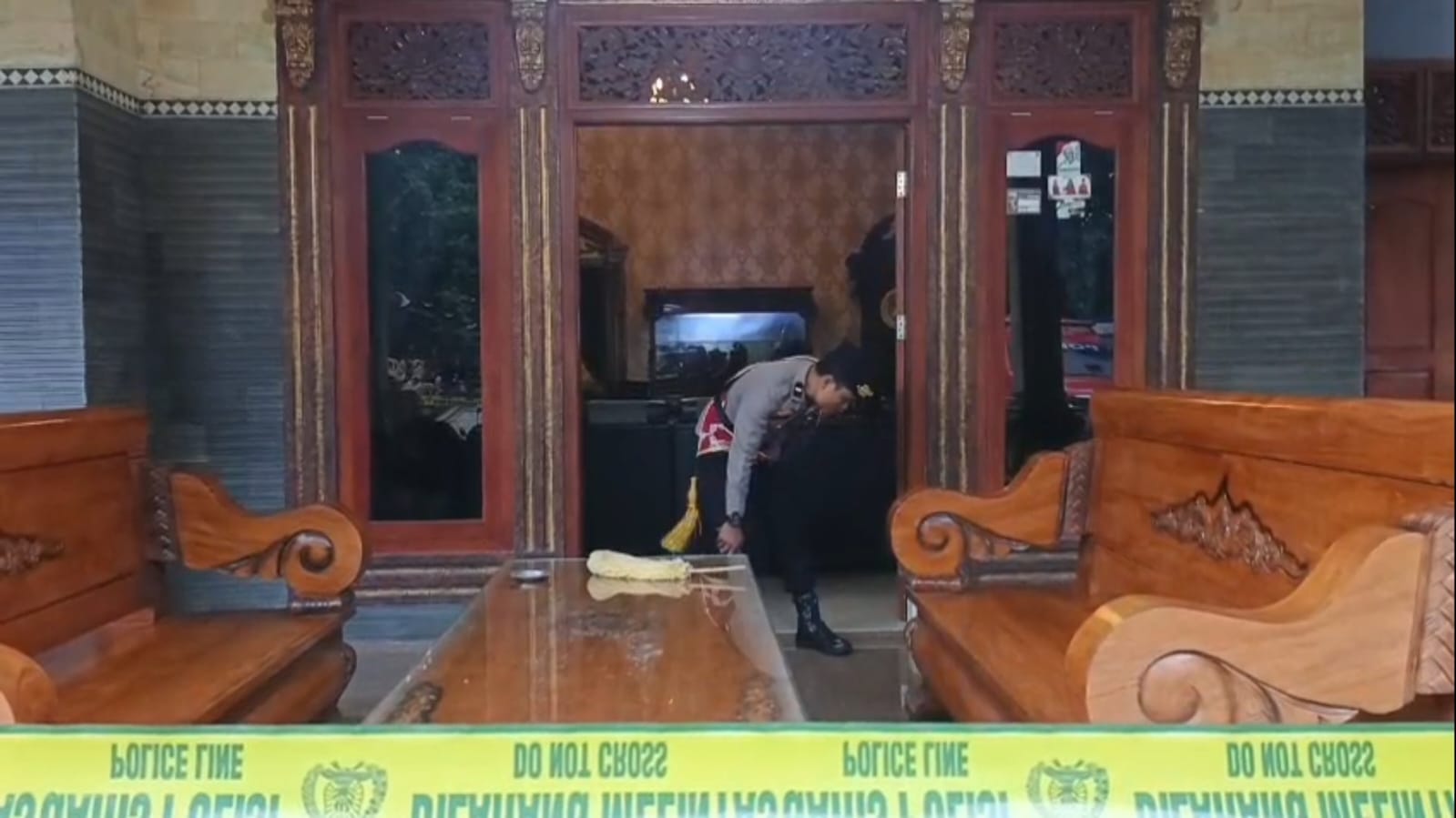 Petugas kepolisian memasang garis polisi saat olah TKP kasus perampokan di Karanggede, Boyolali, Kamis (29/1/2026).