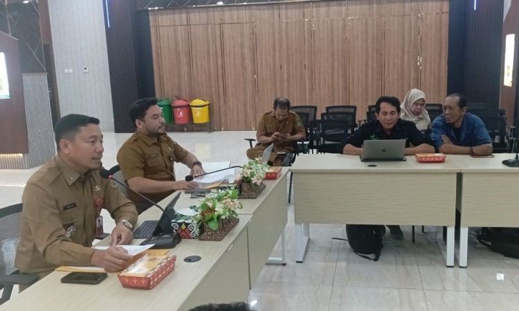 Rapat koordinasi antara pemerintah daerah dan perwakilan masyarakat adat.