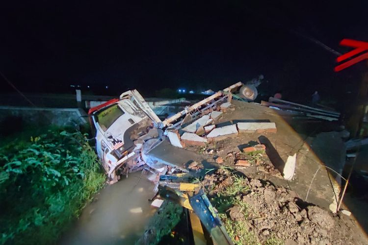 Proses penanganan dan evakuasi di lokasi kecelakaan KA Gajayana dan truk di Kabupaten Kebumen.