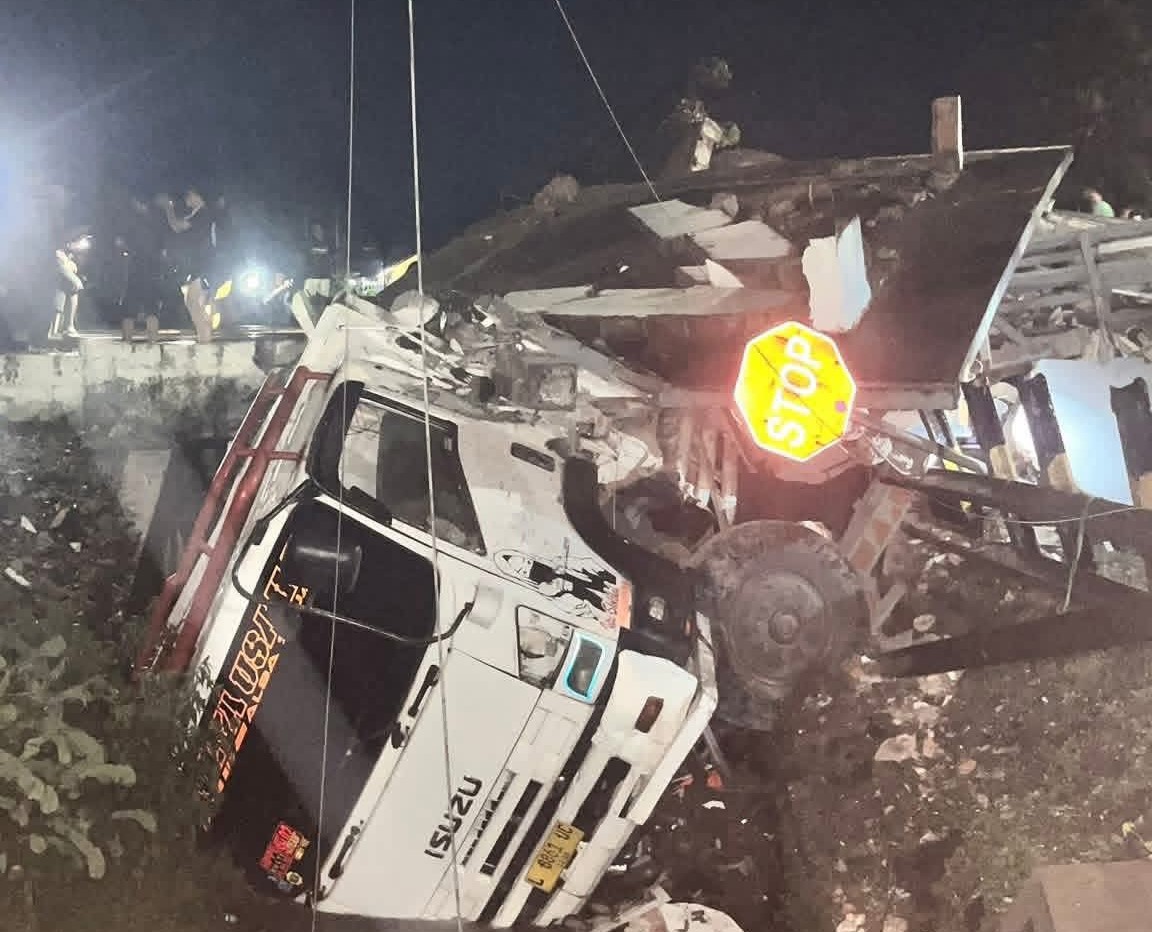 Petugas gabungan melakukan evakuasi truk usai kecelakaan dengan KA Gajayana di perlintasan Prembun–Kutowinangun, Kebumen.