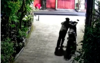 Dua Bocah Terekam CCTV Curi Motor di Permukiman Padat Kota Malang