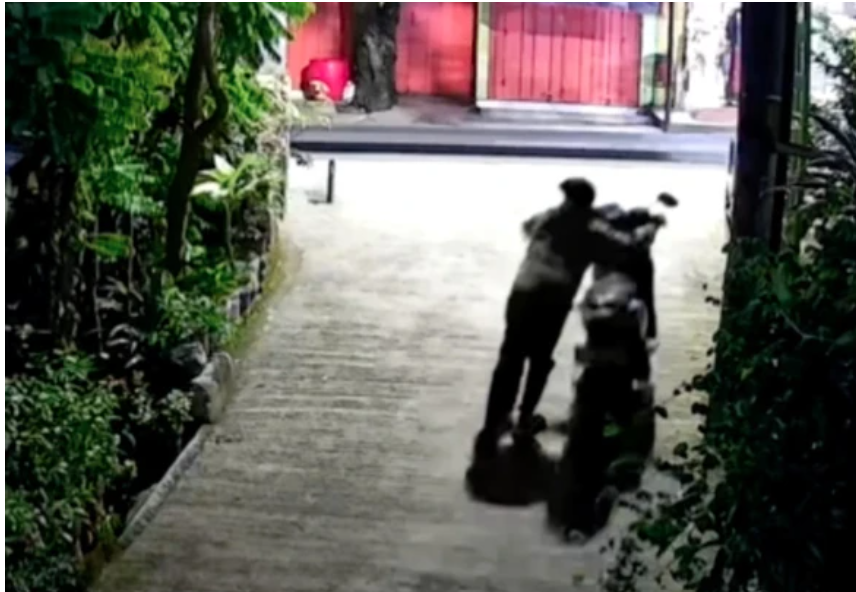 Rekaman CCTV memperlihatkan aksi dua bocah mendorong sepeda motor curian di kawasan permukiman Kota Malang.