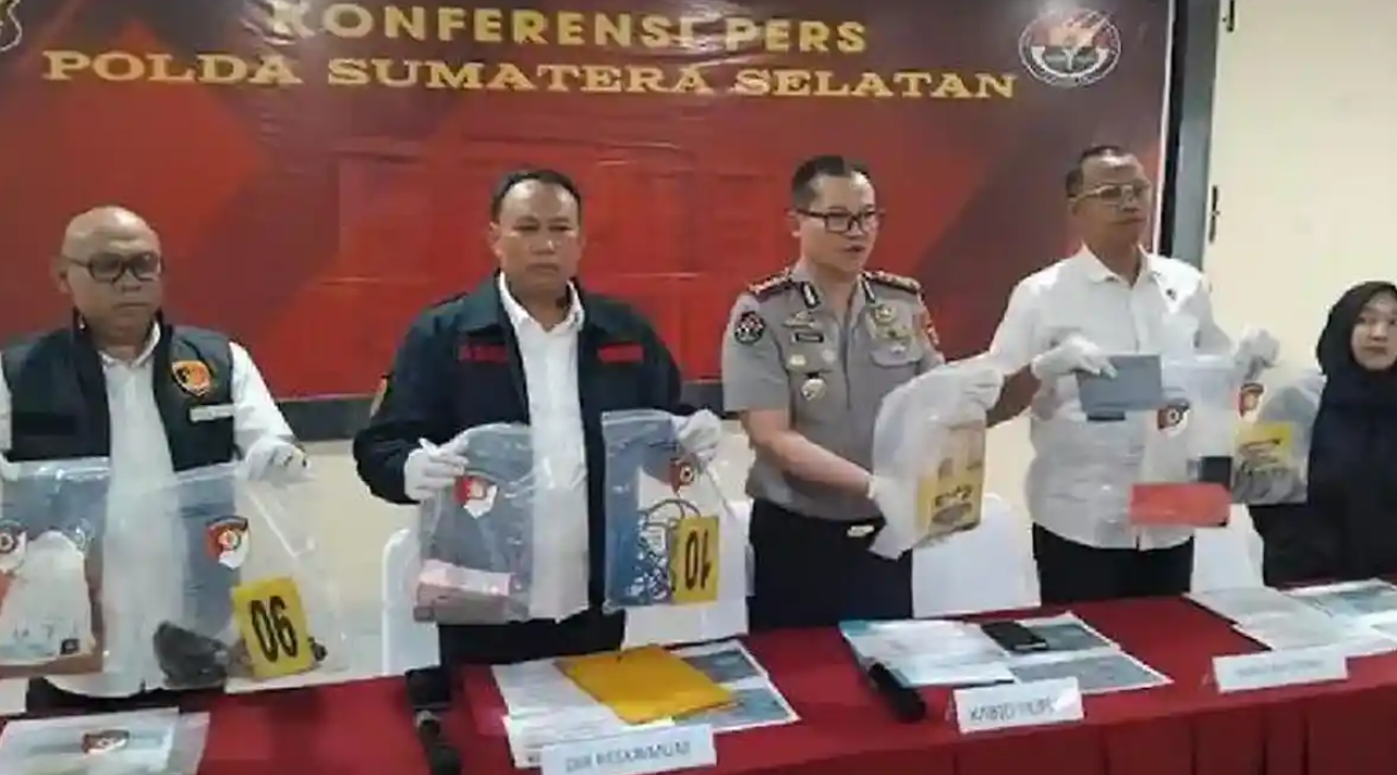 Polisi menunjukkan barang bukti saat konferensi pers pengungkapan kasus pembunuhan lansia di Polda Sumatera Selatan.
