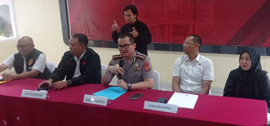 Jajaran Direktorat Reserse Kriminal Umum Polda Sumatera Selatan menyampaikan keterangan pers terkait pengungkapan kasus pembunuhan lansia pensiunan PNS di Palembang.