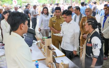Wakil Presiden Gibran Rakabuming Raka meninjau produk inovasi mahasiswa saat kunjungan di Kampus UKSW, Salatiga.