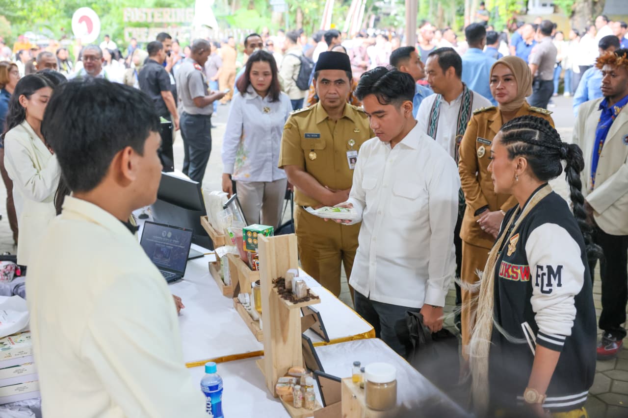 Wakil Presiden Gibran Rakabuming Raka meninjau produk inovasi mahasiswa saat kunjungan di Kampus UKSW, Salatiga.