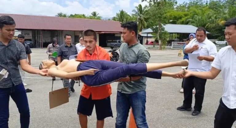 Proses rekonstruksi yang digelar kepolisian untuk mengungkapkan kronologi pembunuhan siswi DF di Kecamatan Natal,Mandailing Natal