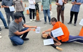Tersangka Yunus Saputra memperagakan adegan dalam rekonstruksi kasus pembunuhan siswi DF di Mandailing Natal,Sumatera Utara.