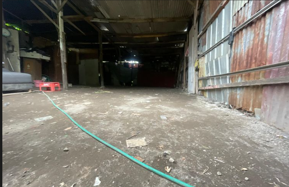 Tampak gudang rongsokan di Sidoarjo yang diduga terkait kasus penampungan kendaraan curian.