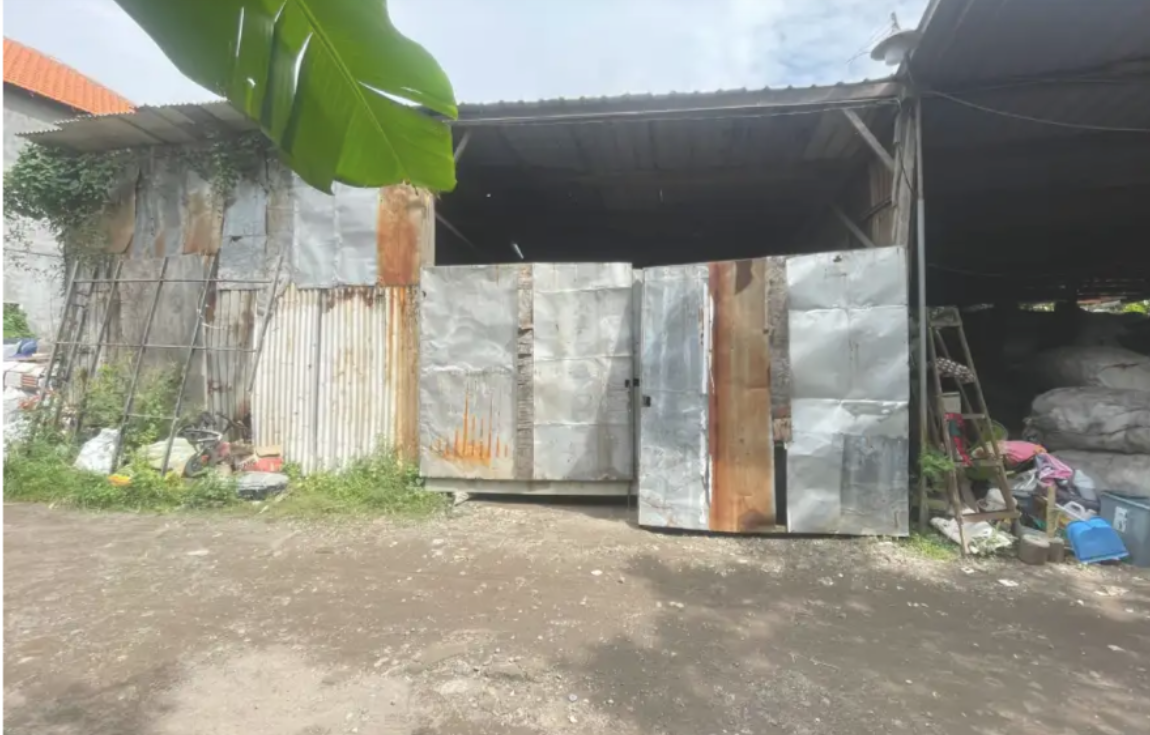 Gudang di Sukodono, Sidoarjo, yang diduga menjadi tempat penyimpanan kendaraan hasil kejahatan.