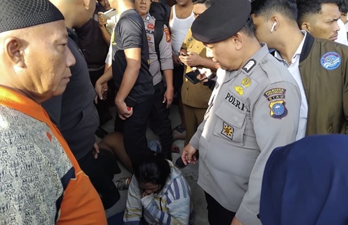 Petugas kepolisian mengamankan terduga pelaku penjambretan yang menyebabkan korban meninggal dunia di Pekanbaru.