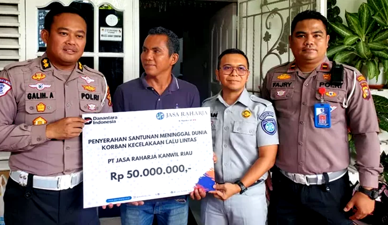 Pihak kepolisian dan Jasa Raharja menyerahkan santunan kepada keluarga korban penjambretan yang meninggal dunia di Pekanbaru.