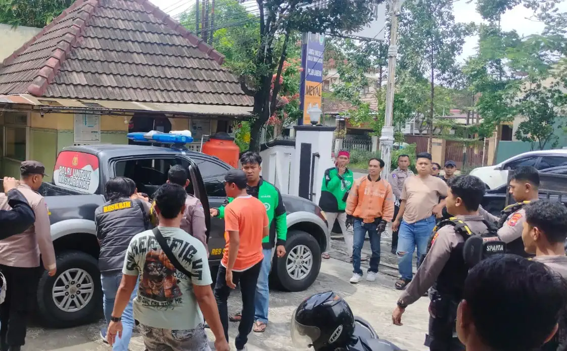 Polisi mengamankan pelaku percobaan penculikan setelah diamankan warga.
