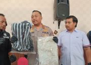 Kapolresta Cilacap Kombes Pol Budi Adhy Buono (tengah) didampingi petugas menunjukkan barang bukti saat konferensi pers pengungkapan kasus pembunuhan balita di Mapolresta Cilacap, Sabtu