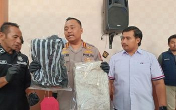 Kapolresta Cilacap Kombes Pol Budi Adhy Buono (tengah) didampingi petugas menunjukkan barang bukti saat konferensi pers pengungkapan kasus pembunuhan balita di Mapolresta Cilacap, Sabtu