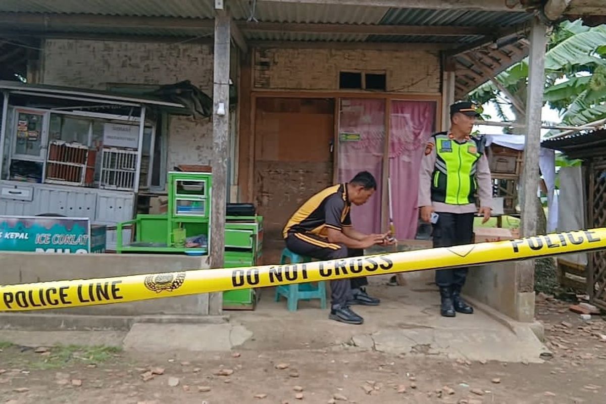 Petugas kepolisian melakukan olah tempat kejadian perkara (TKP) di rumah pelaku di wilayah Kota Cilacap, Jawa Tengah, yang dipasangi garis polisi, Jumat