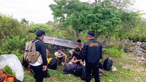 Tujuh warga negara asing yang diduga imigran ilegal saat diamankan aparat kepolisian di Pantai Masidae, Desa Inaoe, Kecamatan Rote Selatan, Kabupaten Rote Ndao.