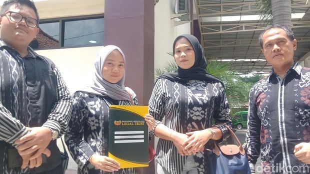 Tim kuasa hukum nasabah PD BKK Klaten seusai mendaftarkan gugatan perdata di Pengadilan Negeri Klaten