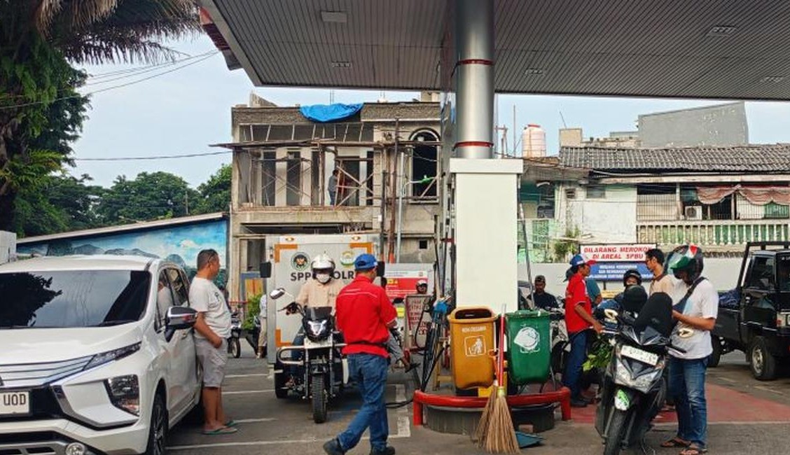 Suasana SPBU di kawasan Cipinang, Pulogadung, Jakarta Timur, lokasi terjadinya dugaan penganiayaan terhadap tiga pegawai oleh seorang pria yang mengaku sebagai aparat kepolisian.