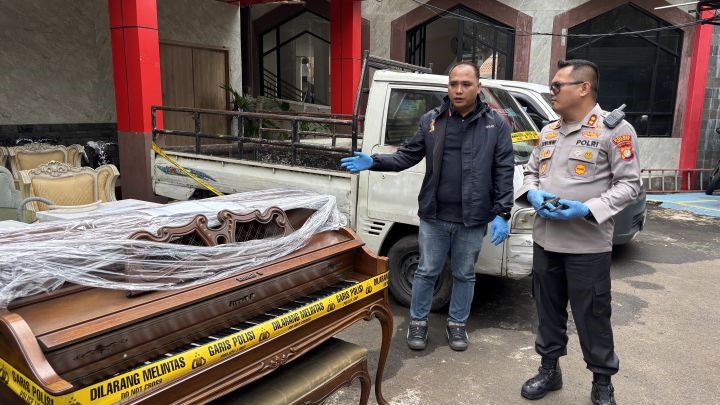 Petugas kepolisian memperlihatkan barang bukti dalam pengungkapan kasus pencurian rumah di kawasan Menteng.