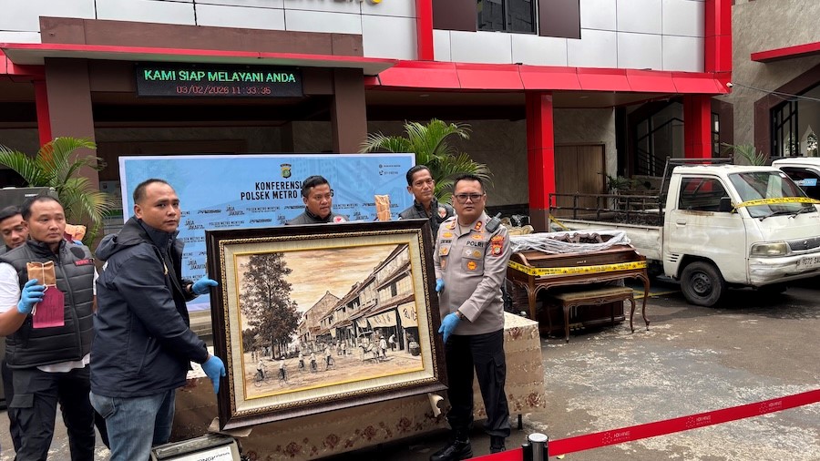 Petugas kepolisian memperlihatkan barang bukti dalam pengungkapan kasus pencurian rumah di kawasan Menteng.