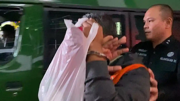 Kasidik Kejati Bengkulu, Pola Martua Siregar, saat mengiring tersangka kasus dugaan korupsi AVR dan sistem kontrol PLTA Musi menuju mobil tahanan.