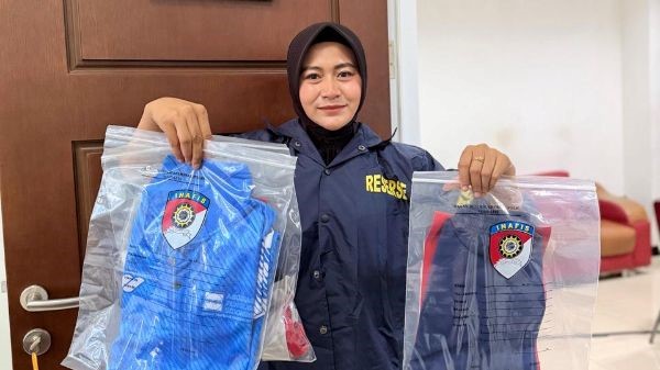 Petugas Unit PPA Polres Gresik menunjukkan barang bukti dalam pengungkapan kasus dugaan tindak pidana asusila terhadap anak di Kecamatan Kebomas.