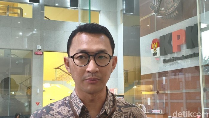 Juru bicara KPK Budi Prasetyo menyampaikan perkembangan penyidikan terkait pendalaman aktivitas perjalanan luar negeri Ridwan Kamil saat menjabat Gubernur Jawa Barat.