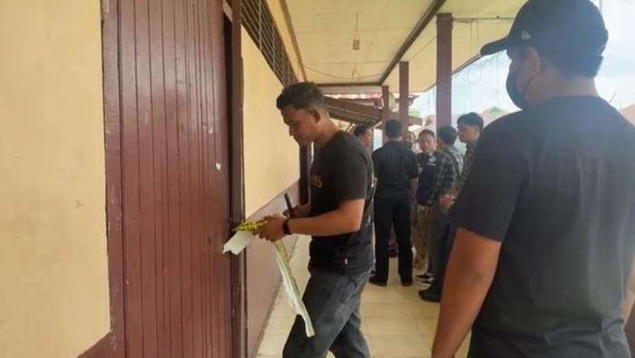 Pemasangan police line di SMPN 3 Sungai Raya setelah insiden bom molotov.