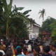 Suasana warga dan aparat keamanan saat proses penanganan kasus kekerasan dalam rumah tangga di Kecamatan Besuki, Situbondo.