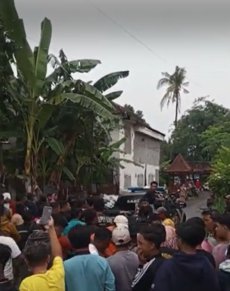 Suasana warga dan aparat keamanan saat proses penanganan kasus kekerasan dalam rumah tangga di Kecamatan Besuki, Situbondo.