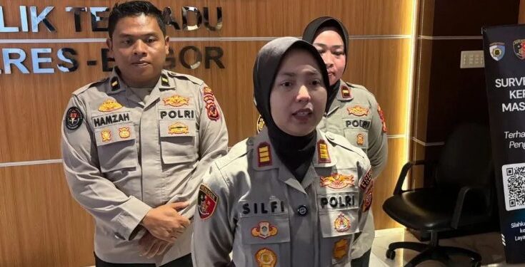 Kasatres PPA-PPO Polres Bogor AKP Silfi Adi Putri memberikan keterangan kepada awak media terkait penanganan kasus penganiayaan ART di Mapolres Bogor, didampingi sejumlah anggota kepolisian.