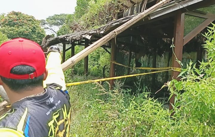 Petugas menunjukkan lokasi kejadian di area eks Kampung Gajah, Kabupaten Bandung Barat, yang telah dipasangi garis polisi saat proses penyelidikan berlangsung.