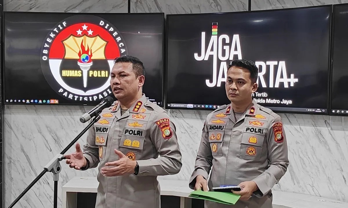 Kabid Humas Polda Metro Jaya Kombes Pol Budi Hermanto memberikan keterangan kepada awak media di Mapolda Metro Jaya