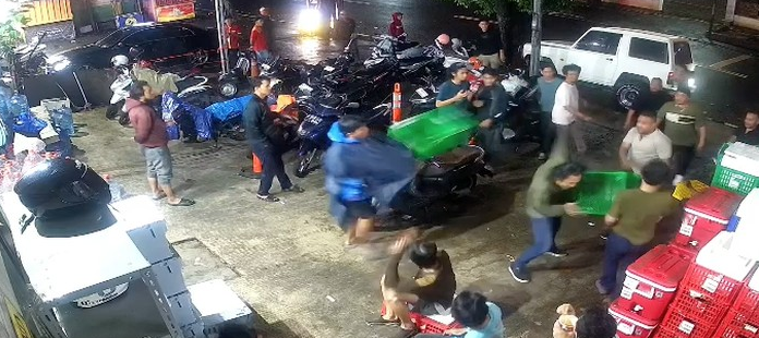 Rekaman CCTV memperlihatkan suasana keributan saat sekelompok orang diduga menyerang pegawai toko ritel di kawasan Pasar Minggu, Jakarta Selatan.