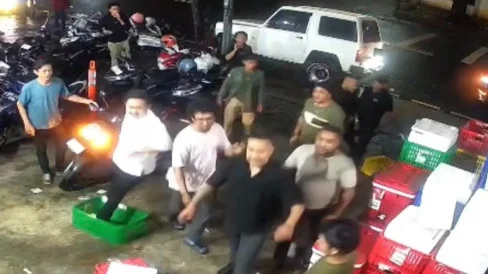 Sejumlah orang tidak dikenal terlihat dalam rekaman CCTV di lokasi penyerangan terhadap karyawan ritel di Pasar Minggu, Jakarta Selatan.